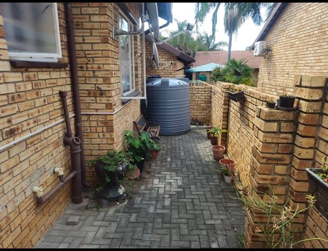 4 BEDROOM TOWNHOUSE FOR SALE IN SAFARI GARDENS